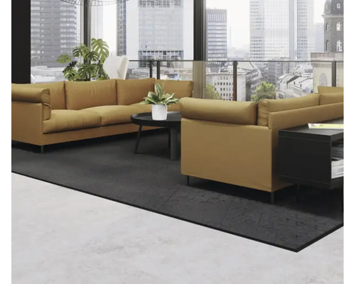 Modernes Wohnzimmer mit Sofa, Tisch und Teppich