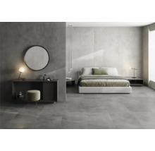 Modernes Schlafzimmer mit Bett, Spiegel, Kommode und grauen Bodenfliesen.