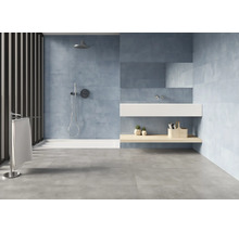 Helles Badezimmer mit Dusche, Waschbecken und grauen Bodenfliesen.