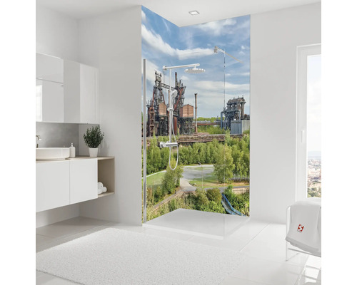 Modernes Badezimmer mit Dusche und Industriekulisse im Hintergrund