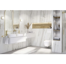 Modernes Badezimmer mit Doppelwaschtisch, Spiegel, Toilette und Regalen