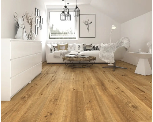 Heller Wohnraum mit Laminatboden in Holzoptik, weißer Kommode, Sofa und Dekoration