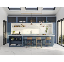 Helle Küche mit Kücheninsel, Stühlen, Schränken und Regalen.