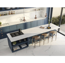 Moderne Küche mit Kochinsel, Barhockern und viel Stauraum