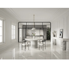 Heller Raum mit Marmorboden, Esstisch mit Stühlen und Küche im Hintergrund