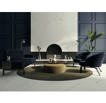 Modernes Wohnzimmer mit Sofa, Sesseln und dekorativen Wandpaneelen