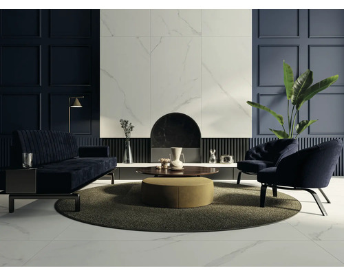 Modernes Wohnzimmer mit Sofa, Sesseln und dekorativen Wandpaneelen