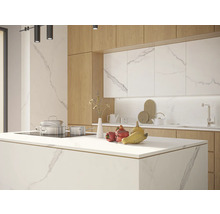 Helle Küche mit Kochinsel, Spüle und Küchenutensilien.