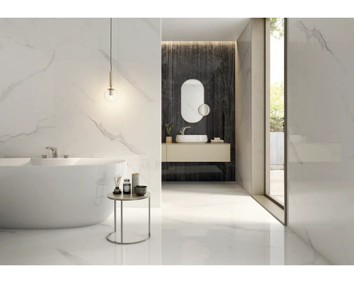 Modernes Badezimmer mit freistehender Badewanne, Waschtisch und Marmorfliesen