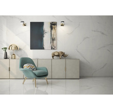 Heller Raum mit Marmorfliesen, Sessel und Kommode