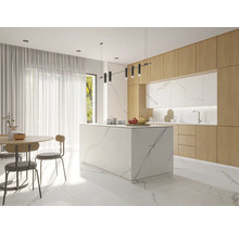 Helle Küche mit Kochinsel, Essbereich und großen Fenstern für ein freundliches Ambiente.