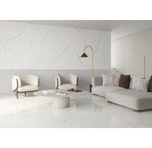 Heller Wohnraum mit Fliesenboden, Sofa und Sesseln