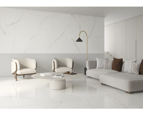 Heller Wohnraum mit Fliesenboden, Sofa und Sesseln