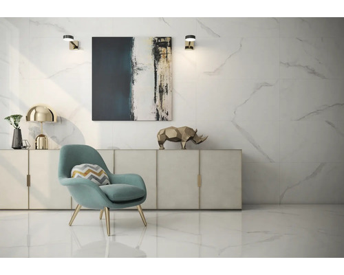 Modernes Wohnzimmer mit Marmorfliesen, Sessel und Kommode