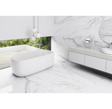 Modernes Badezimmer mit freistehender Badewanne, Waschtisch und Marmorfliesen