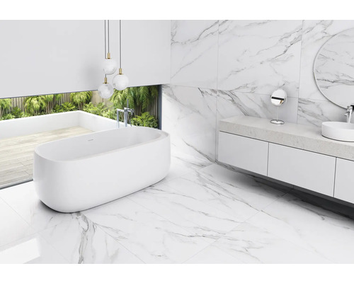 Modernes Badezimmer mit freistehender Badewanne, Waschtisch und Marmorfliesen