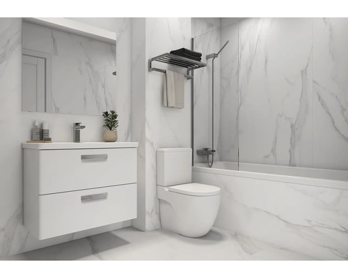 Helles Badezimmer mit Waschbeckenunterschrank, Toilette und Badewanne