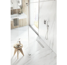 Badezimmer mit begehbarer Dusche, Waschtisch und Hocker