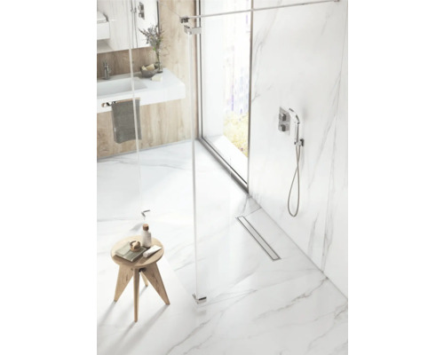 Badezimmer mit begehbarer Dusche, Waschtisch und Hocker