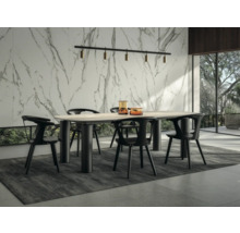 Moderner Essbereich mit Esstisch, Stühlen und dekorativen Vasen auf einem Teppich.