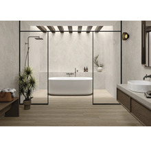 Modernes Badezimmer mit Badewanne, Waschtisch und Holzboden