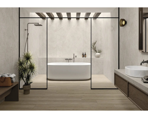 Modernes Badezimmer mit Badewanne, Waschtisch und Holzboden