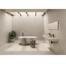 Helles Badezimmer mit Badewanne, Doppelwaschbecken und Zimmerpflanze für eine freundliche Atmosphäre