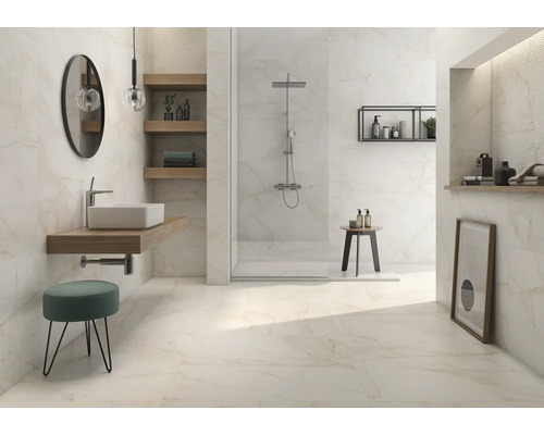 Helles Badezimmer mit Dusche, Waschbecken, Spiegel und Regalen