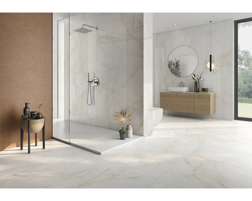 Modernes Badezimmer mit Dusche, Waschtisch und Marmorfliesen