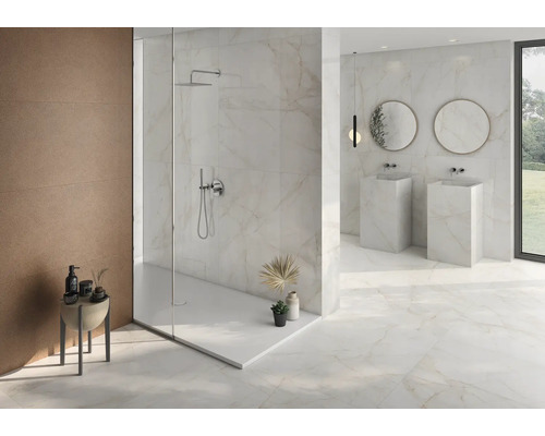 Helles Badezimmer mit Dusche, Waschtischen und Fliesen in Marmoroptik.