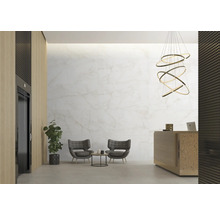 Helle Empfangshalle mit Aufzug, Sesseln und Rezeption