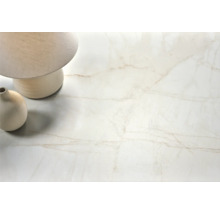 Nahaufnahme einer hellen Keramikfliese mit Marmoroptik