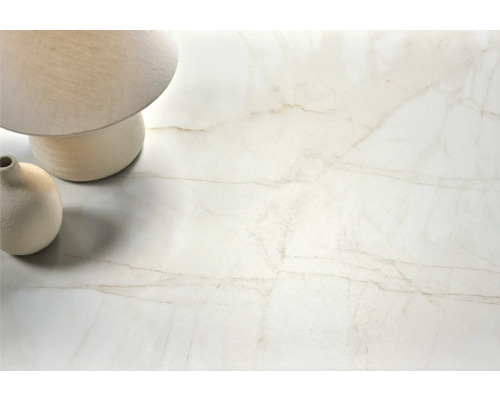 Nahaufnahme einer hellen Keramikfliese mit Marmoroptik