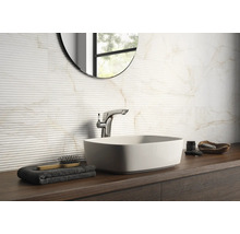 Badezimmer mit Waschbecken, Armatur und strukturierter Wandfliese