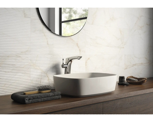 Badezimmer mit Waschbecken, Armatur und strukturierter Wandfliese