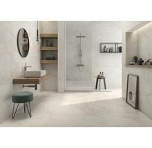 Helles Badezimmer mit Dusche, Waschbecken und Spiegel