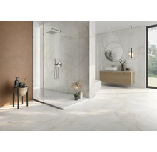 Modernes Badezimmer mit Dusche, Waschtisch und Spiegel