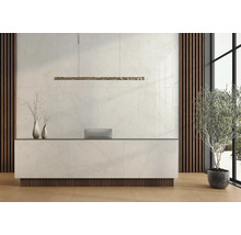 Heller Raum mit Rezeption, Dekoration und Beleuchtung