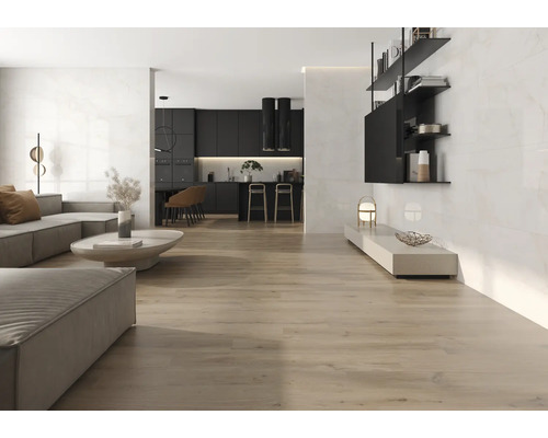 Heller Wohnraum mit Couch, Regalen und Holzboden