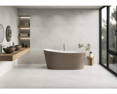 Modernes Badezimmer mit Badewanne, Waschtischen und Regalen