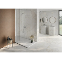 Helles Badezimmer mit Dusche, Waschbecken und Marmorfliesen für ein elegantes Design.