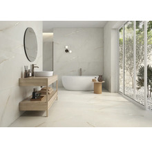 Helles Badezimmer mit Badewanne, Waschtisch und Marmorfliesen für Boden und Wände