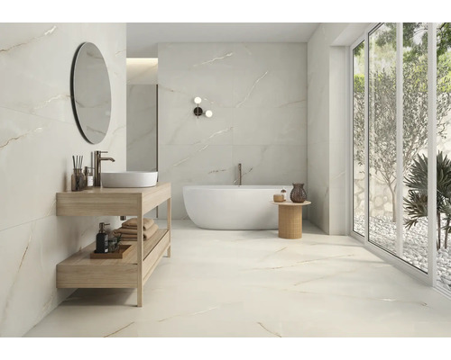 Helles Badezimmer mit Badewanne, Waschtisch und Marmorfliesen für Boden und Wände