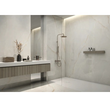 Helles Badezimmer mit Dusche, Waschtisch und Spiegel.