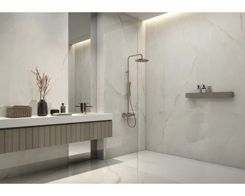 Helles Badezimmer mit Dusche, Waschtisch und Spiegel.