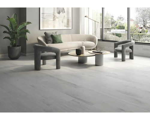 Heller Wohnraum mit Holzboden, Sofa, Sesseln und Couchtischen.