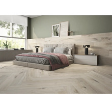 Schlafzimmer mit Bett, Nachttisch und Holzfußboden in Fischgrätmuster