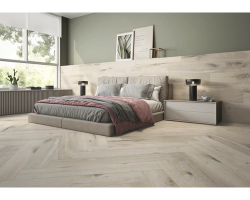 Schlafzimmer mit Bett, Nachttisch und Holzfußboden in Fischgrätmuster