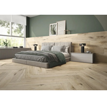 Modernes Schlafzimmer mit Holzboden im Fischgrätmuster, Bett, Nachttisch und Dekoration