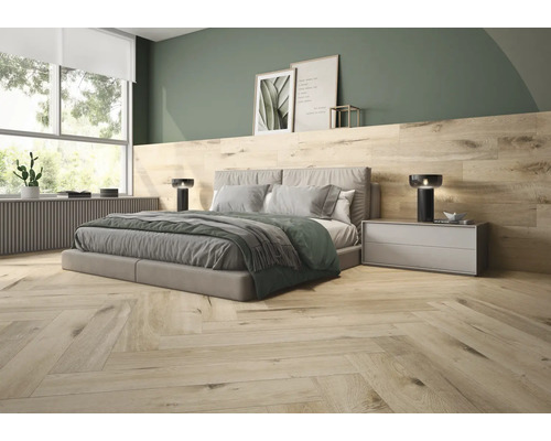 Modernes Schlafzimmer mit Holzboden im Fischgrätmuster, Bett, Nachttisch und Dekoration